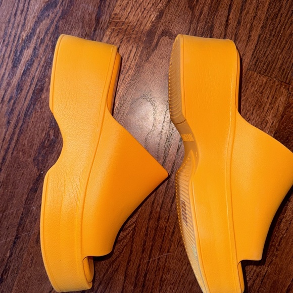 STEVE MADDEN SUPER CUTE GENTLY USED ORANGE BOHO PLATFORM SLIP ON SANDALS! - Picture 6 of 7